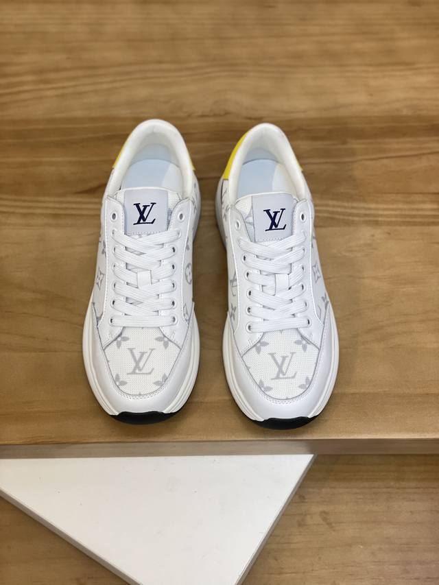 售 价: 商品商标： Lv * 路易威* 低帮运动鞋 正码码数: 38-44 可订做45 商品材料：鞋面进口牛皮拼接原版布料，透气内里，原版大底。 编 号：32